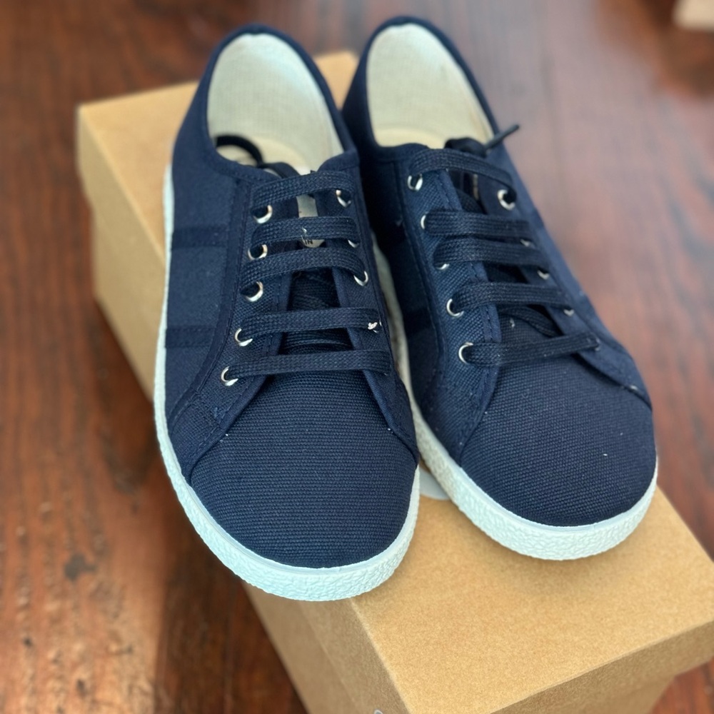 Kiku canvas sneakers navy. Size 32